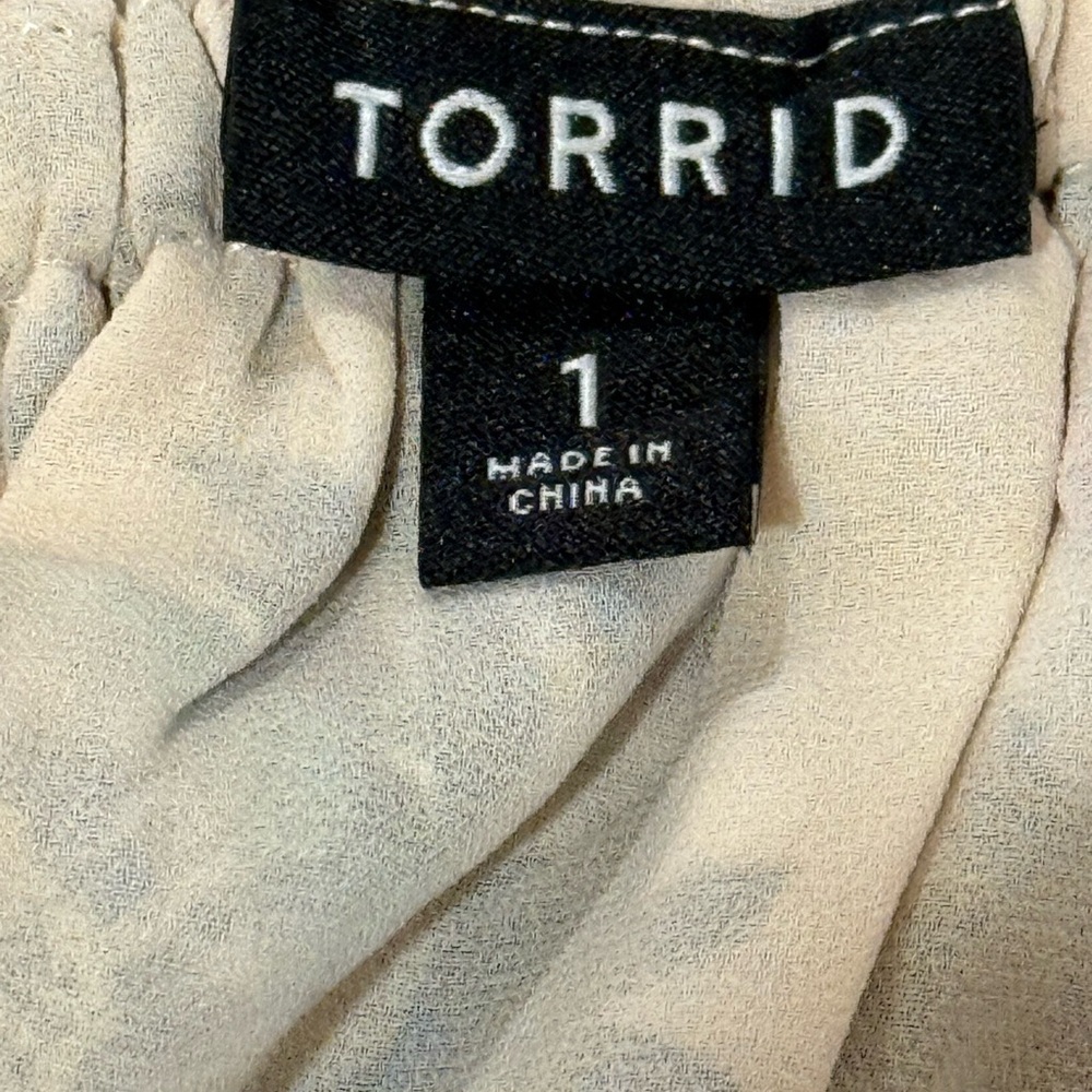 Torrid size 1X Beige Floral Puffed Sleeve Romantic Plus Size Women's Top - Picture 8 of 10